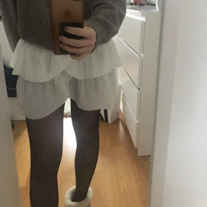 Volangkjol  - Vit volangkjol från Neo Noir i storlek S. Superfin på sommaren men även på vintern med ett par strumpbyxor under. Köparen står för frakten som tillkommer.💕