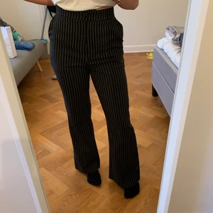 NAKD kostymbyxor  - Snygga randiga kostymbyxor från nakd. Strl 36 passar mig som brukar ha s. Möts i Stockholm eller fraktas (köparen står för frakt) ❤️