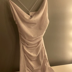 Klänning  - Klänning från PrettyLittleThing. Den sitter bra på och är en midi dress. 