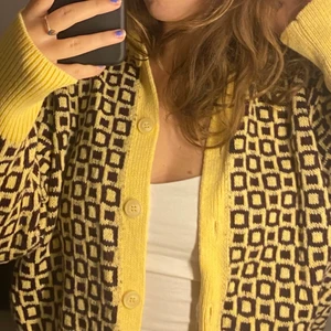 Stickad kofta - En jättesnygg stickad kofta. Knappt använd, köpt på zara i Köpenhamn. Stl Xl men rätt så liten i storleken så lite oversized på mig som vanligtvis har S/M