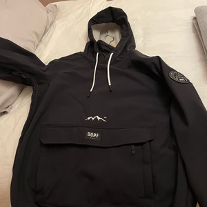 Dope jacka  - Säljer en helt ny skid/snowboard  jacka i svart från Dope , jätte fin, andvänd 2 gånger. Den är helt snö/ vatten tät och mycket värmande, snygg och skön. Säljer den för att jag inte kan ha den längre ✨🦋