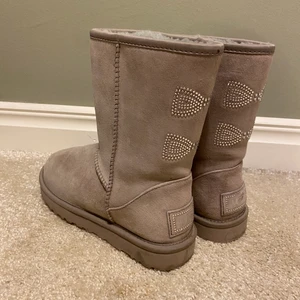 Nästintill oanvända ÄKTA Uggs💕 - Nu säljer jag mina nästintill oanvända Uggs. Jättesnygga, men bara inte kommit till användning. Storlek 38💕