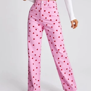 Byxor från Shein - Jätte fina, sköna byxor från Shein. Endast testade en gång. Säljer pga passade inte mig. Hund finns i hemmet!