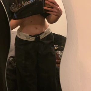 Dickies byxor - Dessa jättesnygga trendiga dickies byxorna som tyvär va för stora för mig:( köpta här på plick och bild 2&3 är lånade från förra ägaren. Endast testade av mig. Super snygga, lite slitna vid skrevet men inget man ser. Har även sprätt upp sömmen längst ner så att dom blivit lite längre. Skriv privat om ni har fler frågor❤️ budgivning om många är intresserade