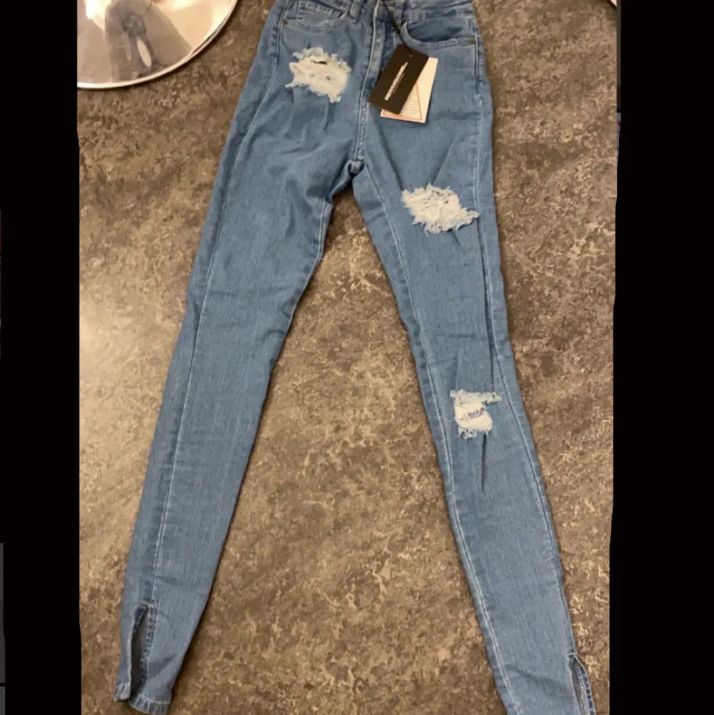 Skit snygga jeans från pretty little thing i storlek 6UK. Har aldrig anvät (beställde fel storlek) prislappen är kvar. säljer för 400kr vi kan mötas i Stockholm city ❤️. Jeans & Byxor.