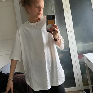 Vit oversized tshirt - VÄRLDENS skönaste tisha 🥲 säljer för att jag måste rensa kläder… den har ”slits” på sidan (bild 2) som är en så fin detalj💕 funkar till allt, dm för frågor/bilder, köpare står för frakt 🥰
