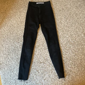 Skinny jeans stretch 34 - Säljer   Flyttrensning- Massvis med kläder till billiga priser!!   Från 5kr  jag samfrakrar så kolla gärna mina andra annonser!   Kan skicka med frimärken eller spårbart, Frakt priset baseras på paketets vikt! Jag ansvarar inte för postens hantering av paket.   Kontakta mig vid frågor :) 