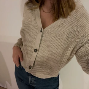 Beige stickad kofta - Beige stickad kofta med bruna knappar. Är köpt på lager157 för 200kr och är endast använd ett fåtal gånger. Priset kan diskuteras. Hör gärna av dig vid frågor!💕💕