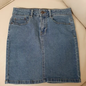 Jeanskjol från Vero Moda - Tajt, använd en gång. Stl 34