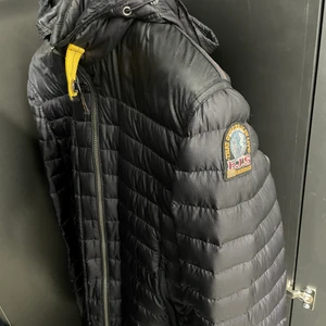 Parajumper  - Säljer min Parajumper jacka äkta koden finns. Storlek M. Kan mötas eller frakta om de behövs.