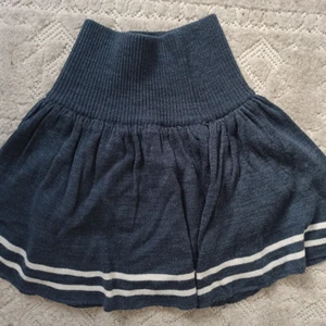 Y2K blå minikjol - Japansk-stil minikjol, navy blå. Midjan justeras mycket tack vare resårbandet, passar storlek XS/S (EU 34 -36 -38). Använd bara ett par gånger, ser ut som nytt!