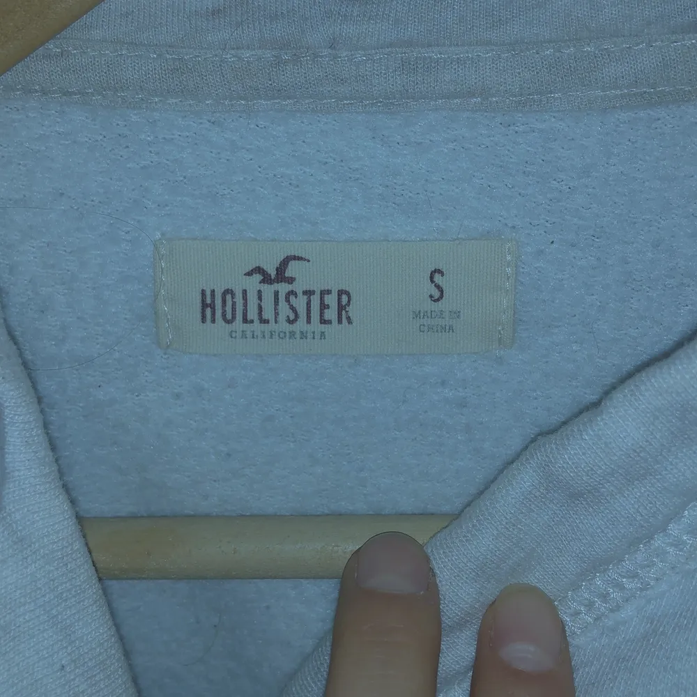 Jättefin tröja från Hollister i stl S. Hör av er vid frågor🥰. Tröjor & Koftor.