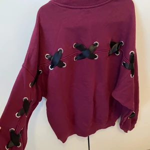 Sweatshirt med detaljer - Säljer denna sweatshirten med fin detalj i ryggen. Använd 2 gånger. Värmande med fleece inuti. Storlek XS men jag upplever den som lite oversized. Hör av dig vid intresse/ fler frågor 💜