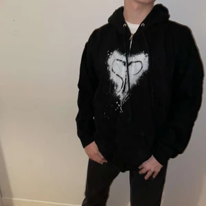 Vintage college tröja - Sjukt snygg vintage tröja, väldigt bra skick. Han på bilden är 180 cm och bär vanligtvis storlek M