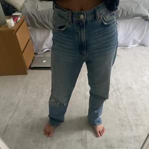 Ett par raka jeans från zara som säljs pga att dem är för stora för mig runt midjan. Men så himla snygga Jeans! Verkligen perfekta färgen också! 