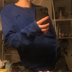 Vintage långärmad puma tröja  - Mörkblå pumatröja, vintage i strlk S (herr). Unik tröja i gott skick:) Möts gärna upp i Stockholm annars står köparen för frakten😁