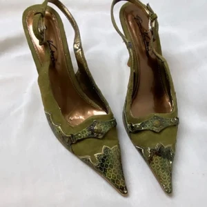 Vintage klackar - De absolut finaste vintage klackarna jag någonsin sett, fick precis hem dom och insåg direkt när jag testade att de var för små för mig. Visste att den chansen fanns då jag är en liten stl.40 men tyckte de var värt att testa då de var så vackra. Gör ont i hjärtat att sälja dom men hoppas någon annan som köper de får användning för de.