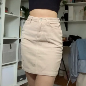 New Look Manchester Skirt size 36 - manchester kjol med åtsittande passform, använd fåtal gånger 🤲🏻