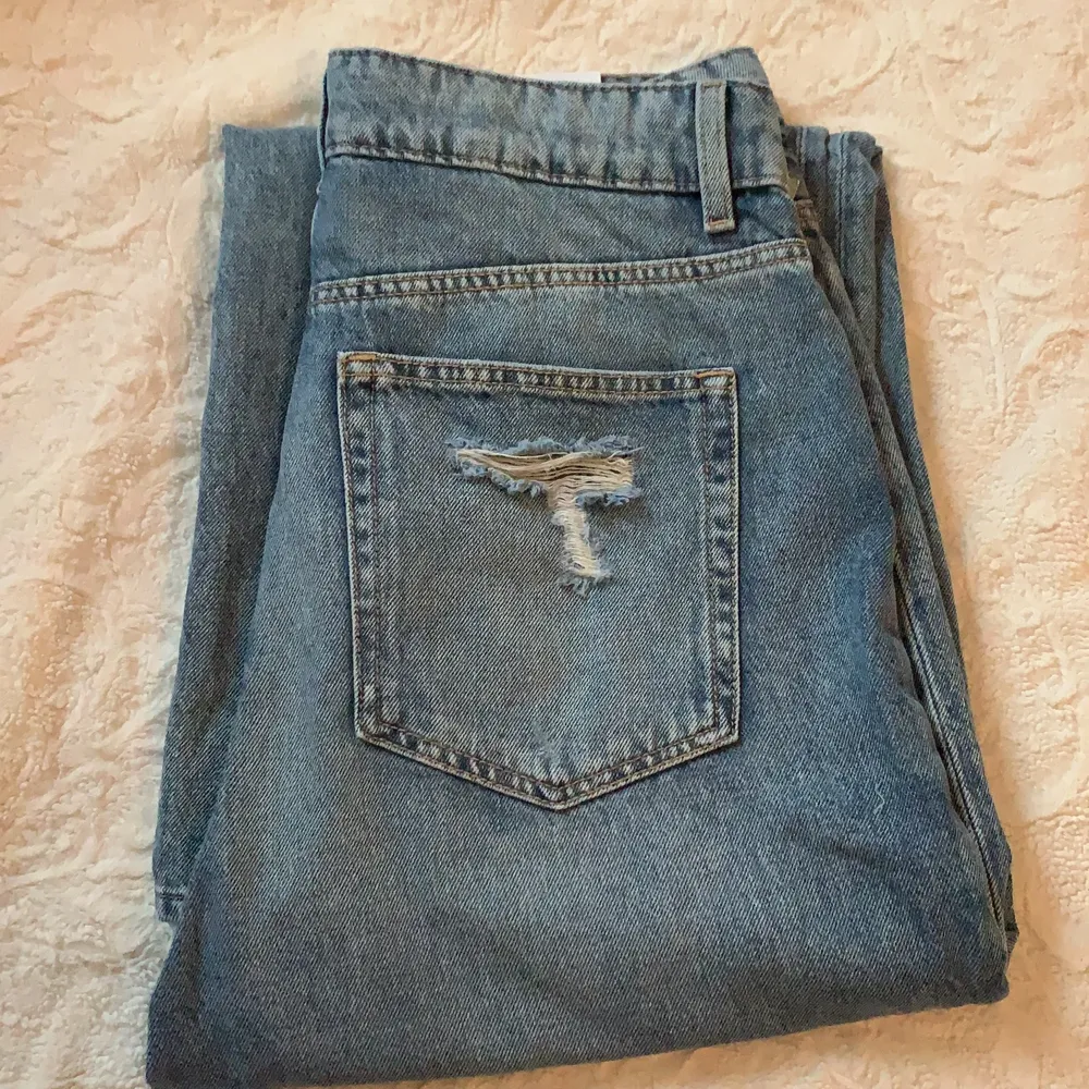 Raka jeans ifrån hm, aldrig använda då dom inte passa mig, lappen sitter kvar🤩 frakt tillkommer. Jeans & Byxor.