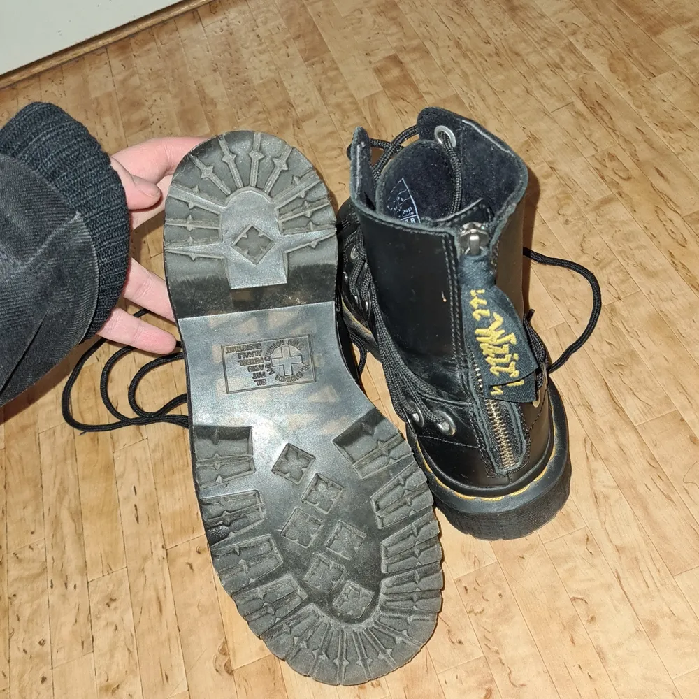 Säljer nu dessa dr martens för att jag inte använder dem. De är coola med all snörning och alla hål. . Skor.