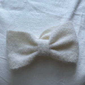 Stickat hårband - Nyskick och supersött hårband! Aldrig använd (kommer ej till användning). 🤍✨