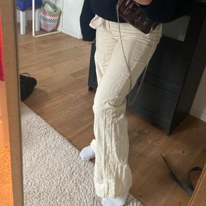 Smutsvita jeans från and other stories - Superfina långa vita jeans, lite krämrg/ smutsvit från & other stories!💕 köptes i somras men fick ingen användning för dem, men dem är i ett väldigt bra skickt :) 