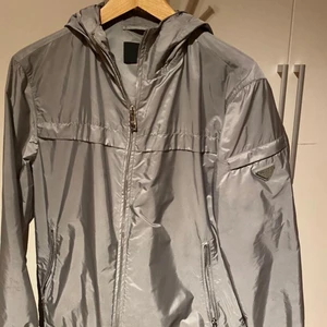 Prada windbreaker - En nyinköpt Prada windbreaker från kaspersheat i storlek 48(M) säljes då den inte kom till så bra användning som den borde, inga flaws eller likande och jackans nypris ligger runt 10.000. Sätter priset på 5000, vid frågor så är det bara att höra av sig! 