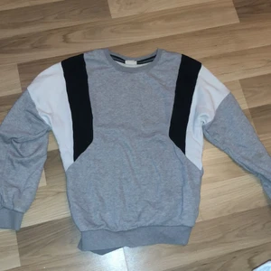Sweatshirt  - Grå/vit/svart sweatshirt, väldigt bekväm 