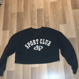 Svart tröja  - Svart tröja med vit text. Skönt tyg 