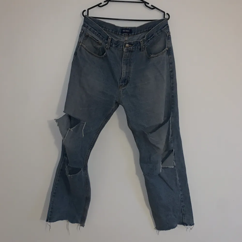 Feta jeans me lite baggy fit, 38 i waist men med bälte kan man ha dom även om man har typ 30 i waist. Jeans & Byxor.