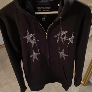 Yung Lean Scandinavian Tour Hoodie - Oanvänd hoodie köpt den 3e december på konserten. Paljetter på framsida, tryck på baksida och brodyr på huvan.
