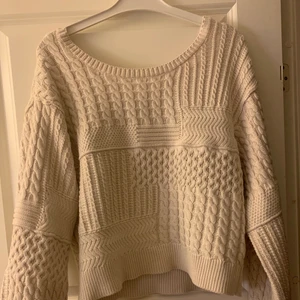 Beige tröja från NA-KD  - Super snygg beige tröja från NA-KD. Endast använd en gång så är i väldigt bra skikt.🤎 Nypris:499 och säljs nu för 299😍
