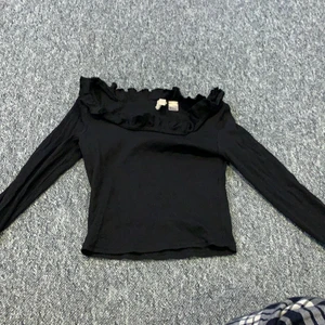 Tröja - Passar superbra men använder aldrig, det är en kortare ”magtröja” från h&m.