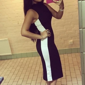 klänning som framhäver figur - fin lång klänning i lite tjockare material inte så typiskt tunt, framhäver ens figurer väldigt fint. Strl S men passar M också