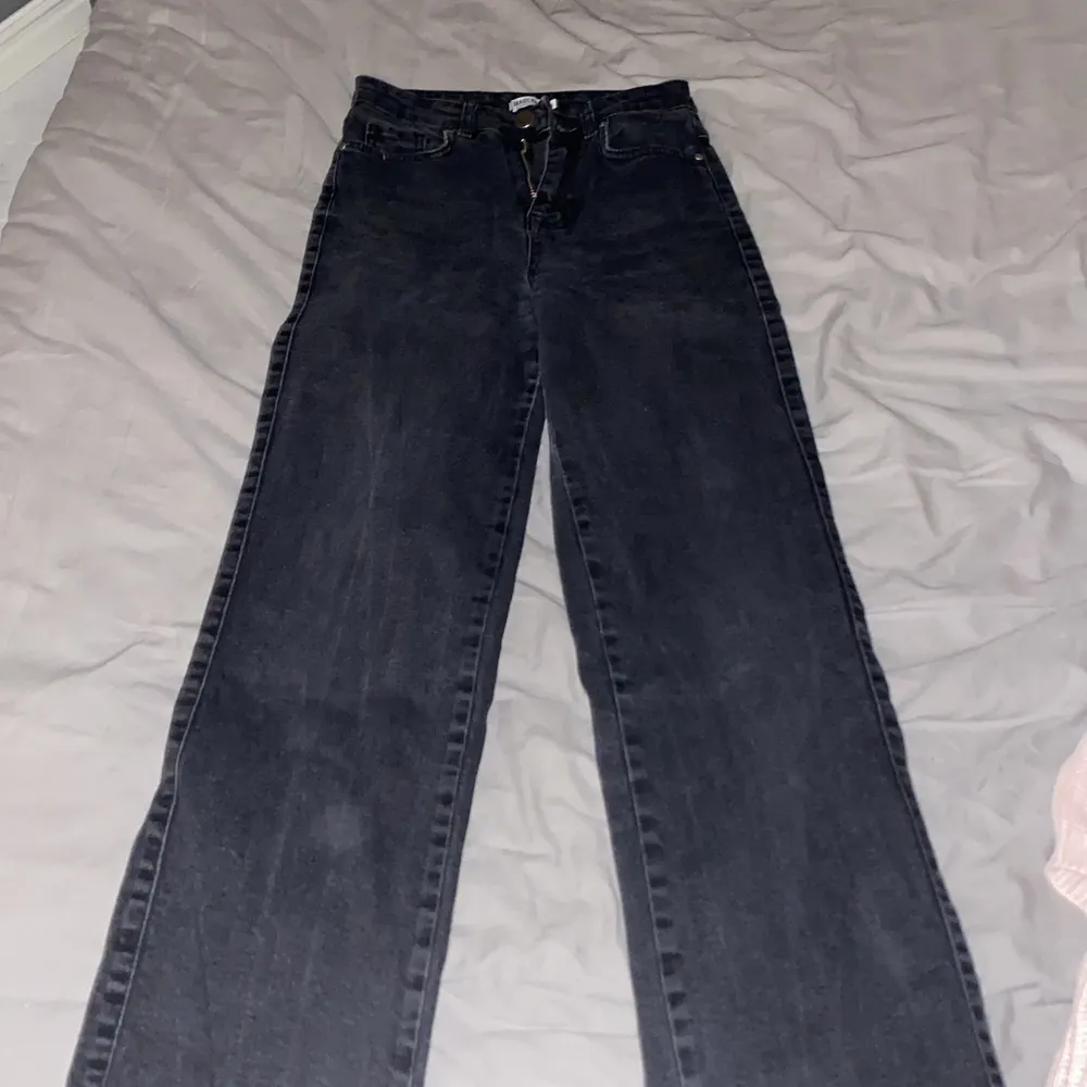 Populära högmidjade jeans ifrån madlady, storlek 32. Bra skick och sitter väldigt bra i midjan. . Jeans & Byxor.