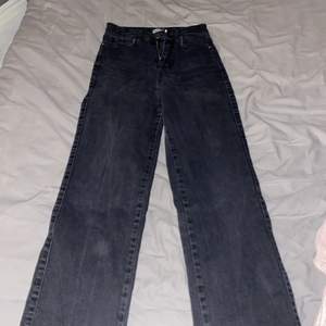 Populära högmidjade jeans ifrån madlady, storlek 32. Bra skick och sitter väldigt bra i midjan. 