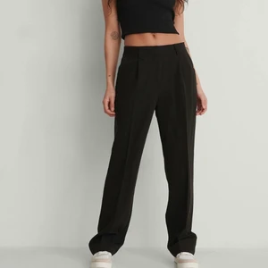 Midwaisted kostymbyxor  - Säljer dessa midrise kostym byxor från NA-KD, super snygga och sitter så bra men har tyvärr blivit förstora för mig😫 
