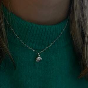 Stilrent smycke med elefant-berlock. Vid köp av detta halsband skänker vi 10% av vinsten till WWF!