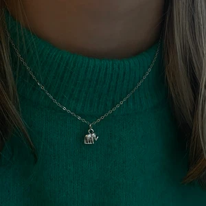 #002 Elefant - Stilrent smycke med elefant-berlock. Vid köp av detta halsband skänker vi 10% av vinsten till WWF!