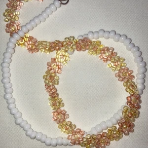 Halsband blommor - Handgjort halsband med blommor. Köparen står för frakten, 12kr. Samfraktar vid köp av flera smycken.