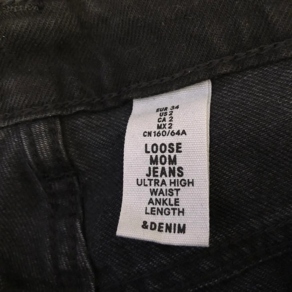 Snygga mom jeans från H&M, aldrig använda🤍 köptes för ca 300kr-> mitt pris -> 139kr + frakt🤎. Jeans & Byxor.