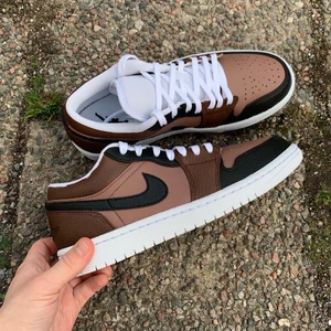 Custom Jordan 1 - Säljer ett par helt nya custom Jordan 1 low i storlek 40! Skorna kommer med originalkartong och fraktas dubbelboxat. Priset är 1700kr plus frakt, men kan förhandlas vid snabb affär!