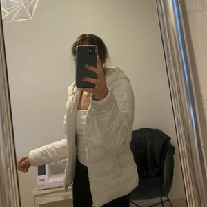 Vit dunjacka - Bekväm vinterjacka som är så fin!!😍 Innuti finna ett teddy aktigt material! Storlek XS