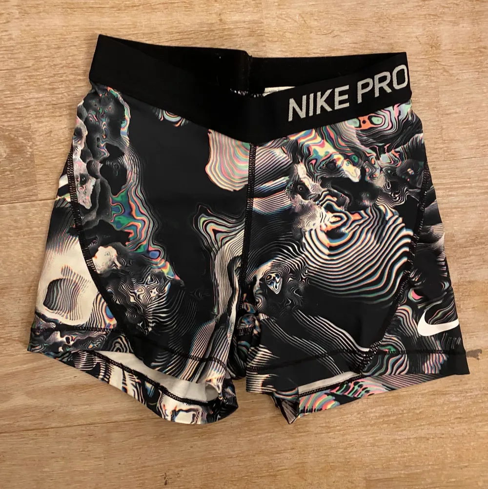 Ett par Nike PRO shorts som knappt är använda och sitter som en smäck❤️❣️. Shorts.