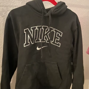 Nike retro hoodie  - Skit cool nike hoodie! Köptes för 779! Säljs för 300🦋