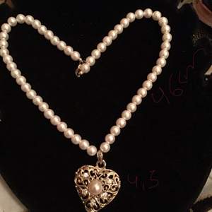 Fint pärlor halsband med hänge hjärta. Ny skick. Ca45cm pris 79kr plats frakt 