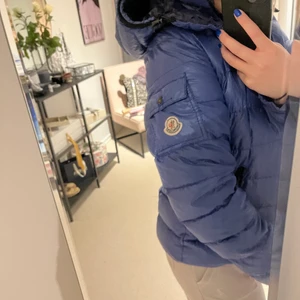 Blå bady moncler - Intressekoll på min blåa moncler jacka i modellen bady. Den är i en äldre modell och passar en s kanske xs/m beroende på hur man vill att den sitter då jag brukar ha xs/s! Vet ej om jag vill sälja så lägg bud på vad du hade kunnat ge!!🤍