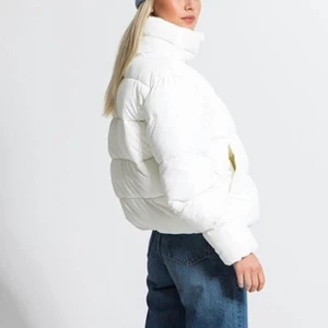 Vit puffar jacka ifrån Lager157 - Säljer min vita vinterjacka i storlek 36/S ifrån Lager157. Andvänd fåtal gånger så i bra skick! Nypris 400, mitt pris 200