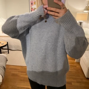 Stickad tröja - Säljer min superfina ljusblåa oversizetröja! Slutsåld på Zara 🤍🤍 Passar jättebra till ljusa byxor och kjolar