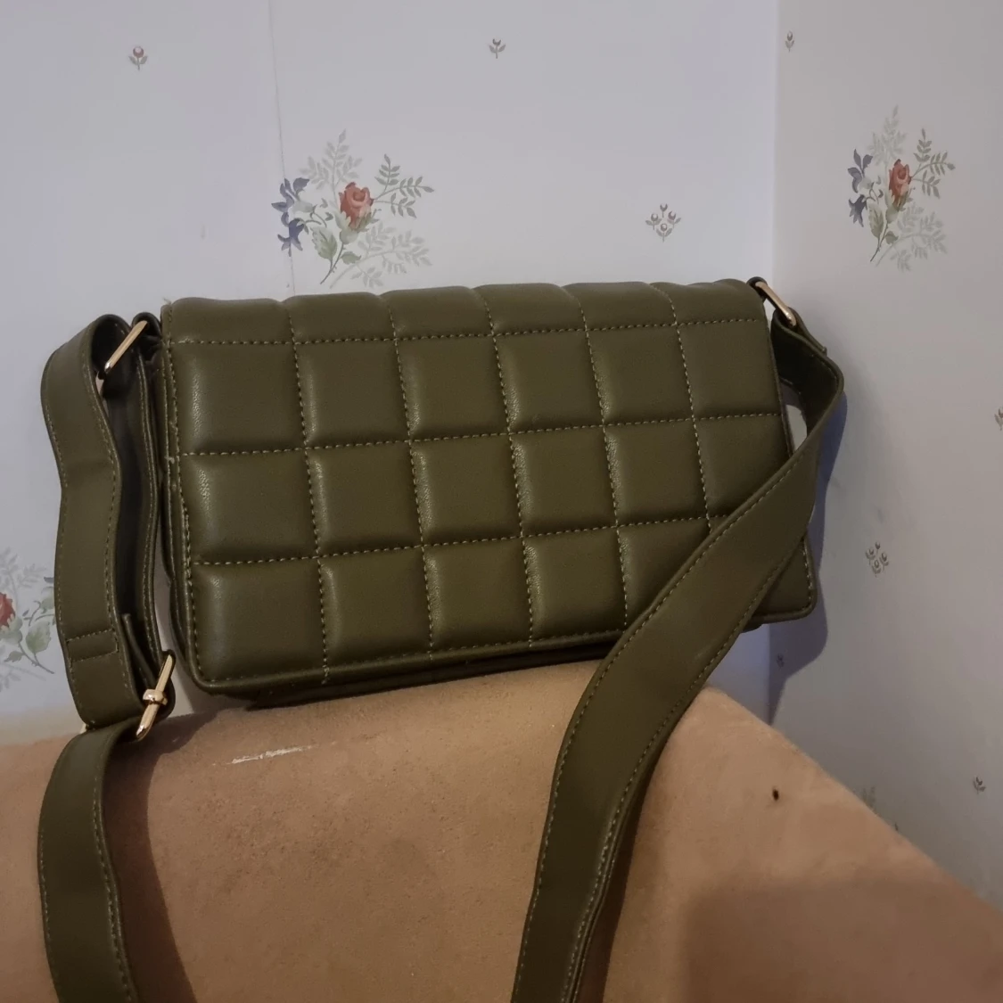 Liten axelremsväska i nyskick  - 91